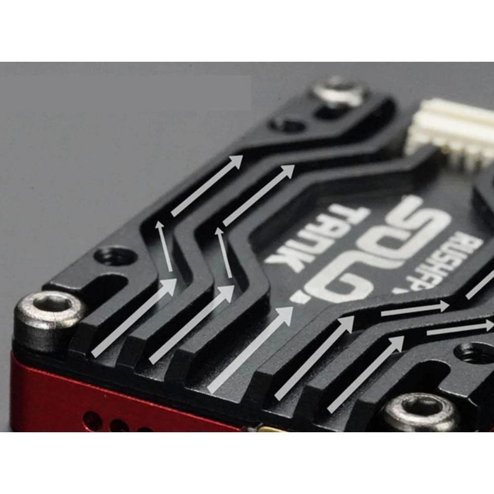 Puerto MMCX del transmisor con adaptador a conector SMA de 90 grados