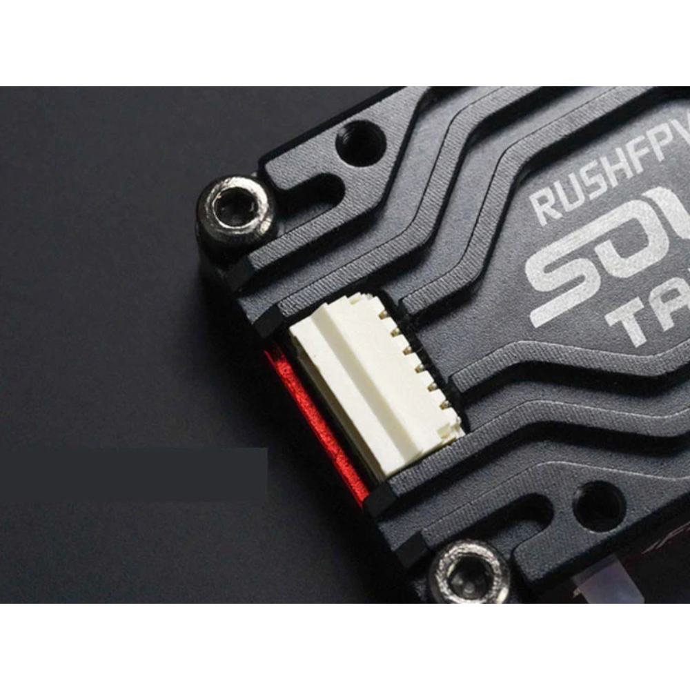Tamaño compacto del transmisor de video FPV de 37 x 24 mm junto a la mano